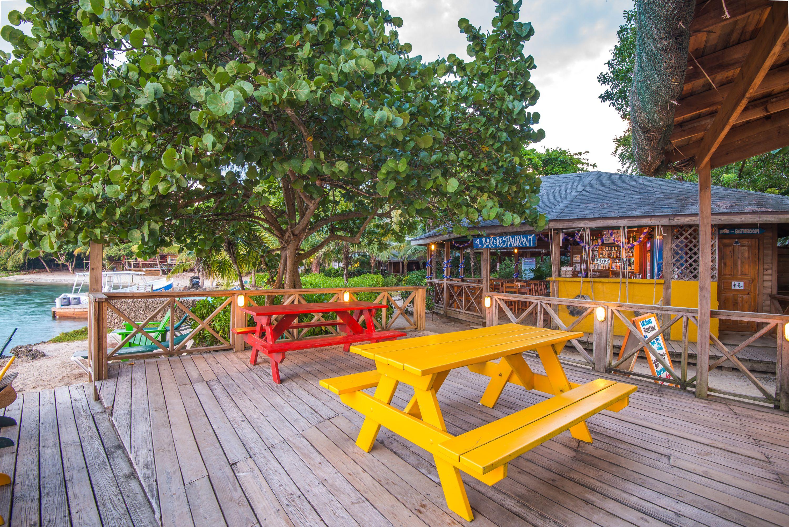 Las Rocas Resort And Dive Center Уест Бей Екстериор снимка
