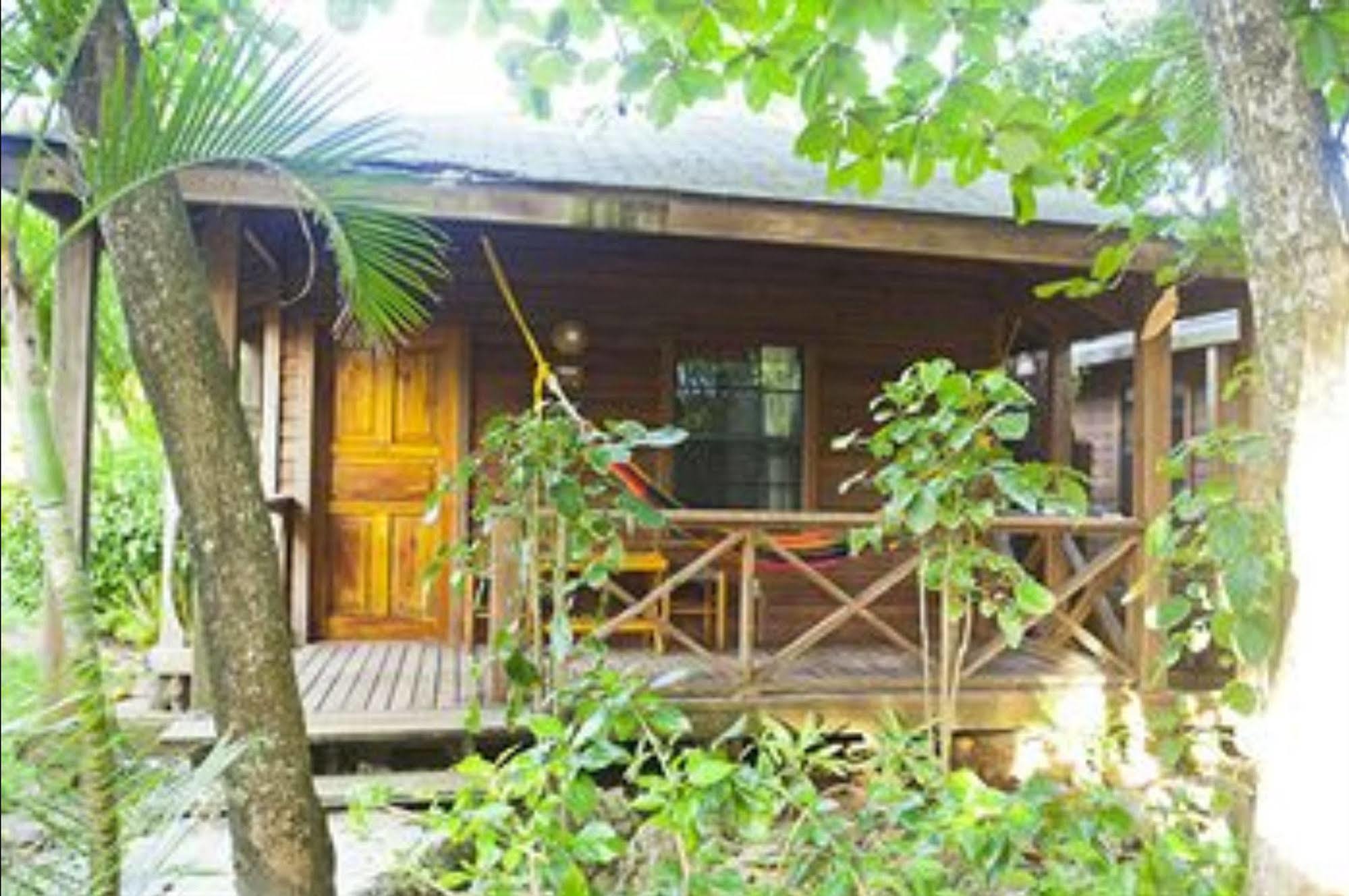 Las Rocas Resort And Dive Center Уест Бей Екстериор снимка