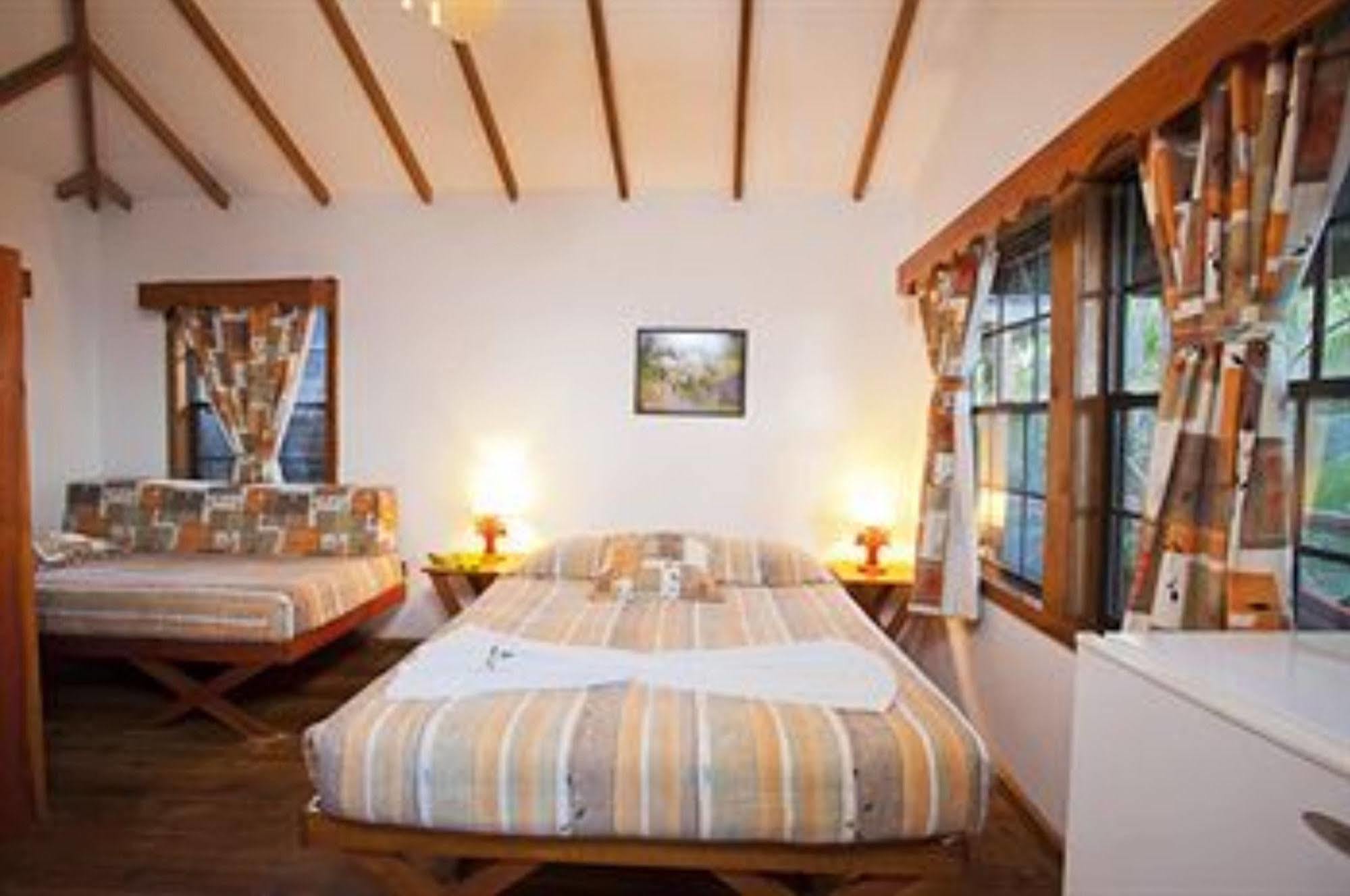 Las Rocas Resort And Dive Center Уест Бей Екстериор снимка