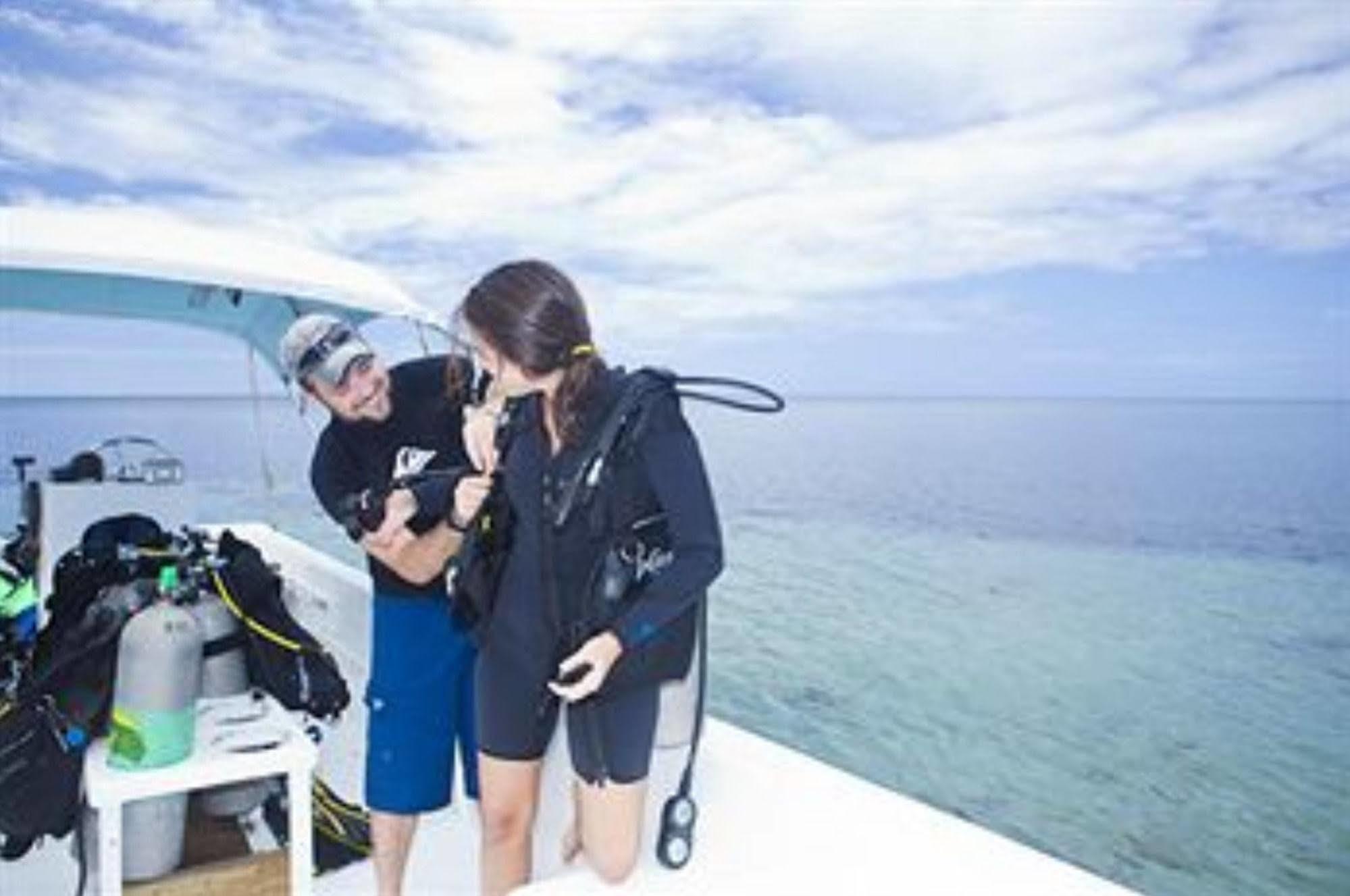 Las Rocas Resort And Dive Center Уест Бей Екстериор снимка