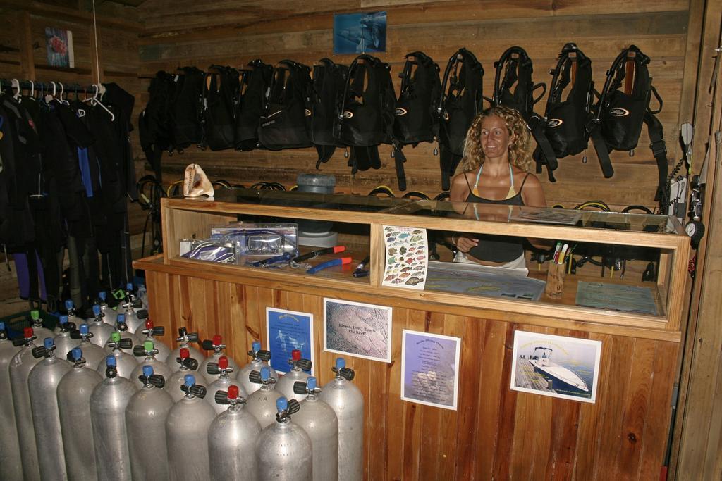 Las Rocas Resort And Dive Center Уест Бей Екстериор снимка