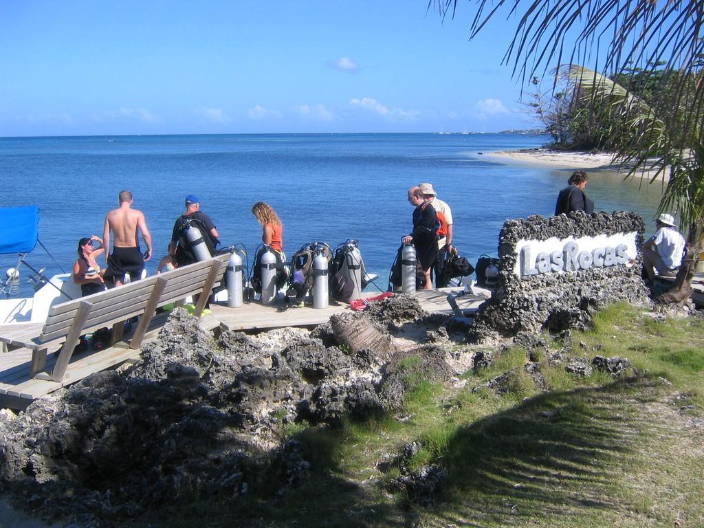 Las Rocas Resort And Dive Center Уест Бей Екстериор снимка
