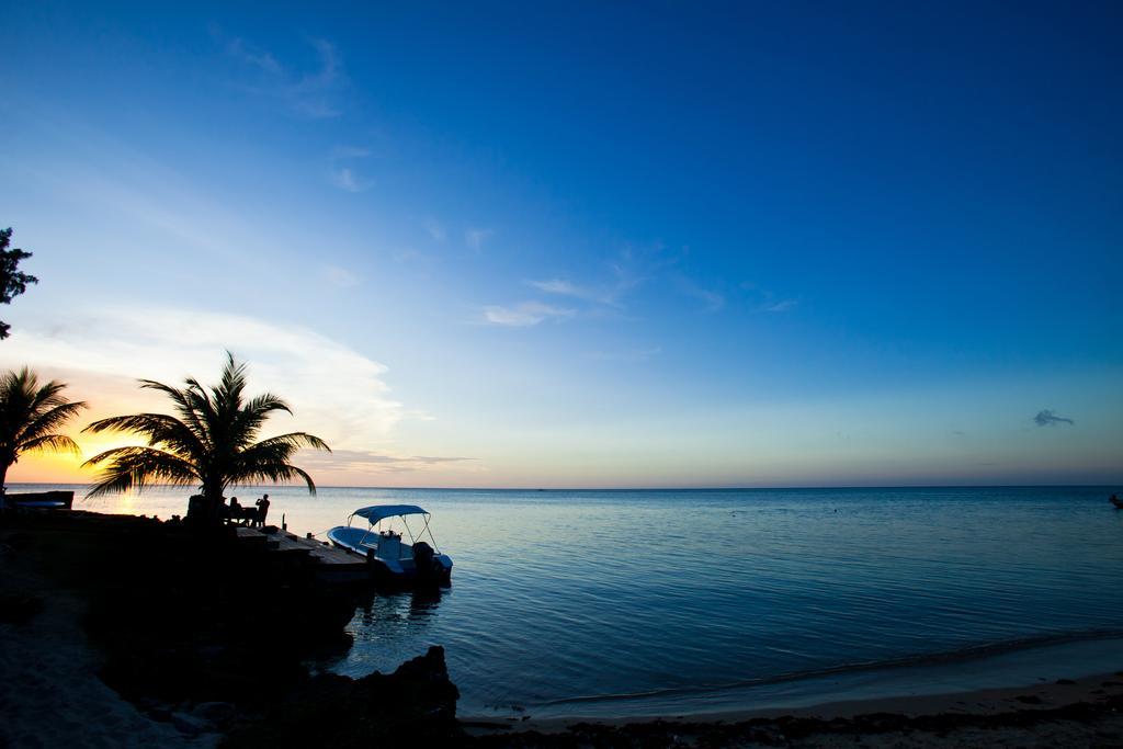 Las Rocas Resort And Dive Center Уест Бей Екстериор снимка