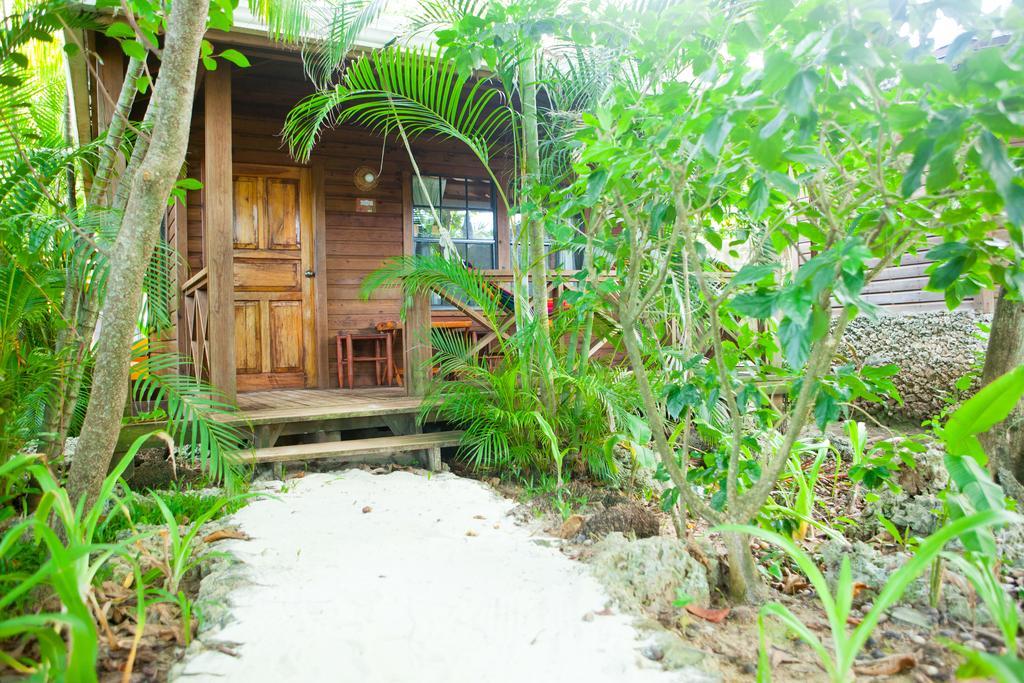 Las Rocas Resort And Dive Center Уест Бей Екстериор снимка