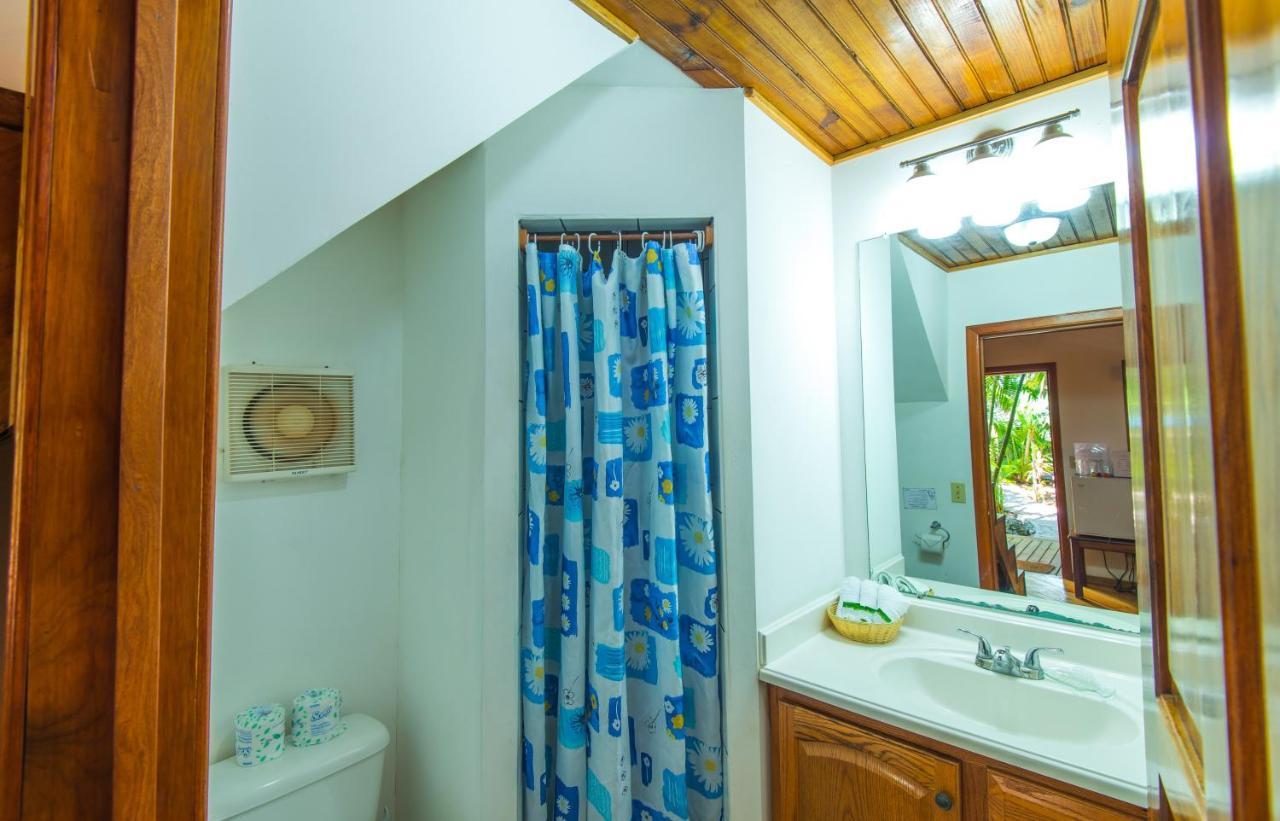 Las Rocas Resort And Dive Center Уест Бей Екстериор снимка
